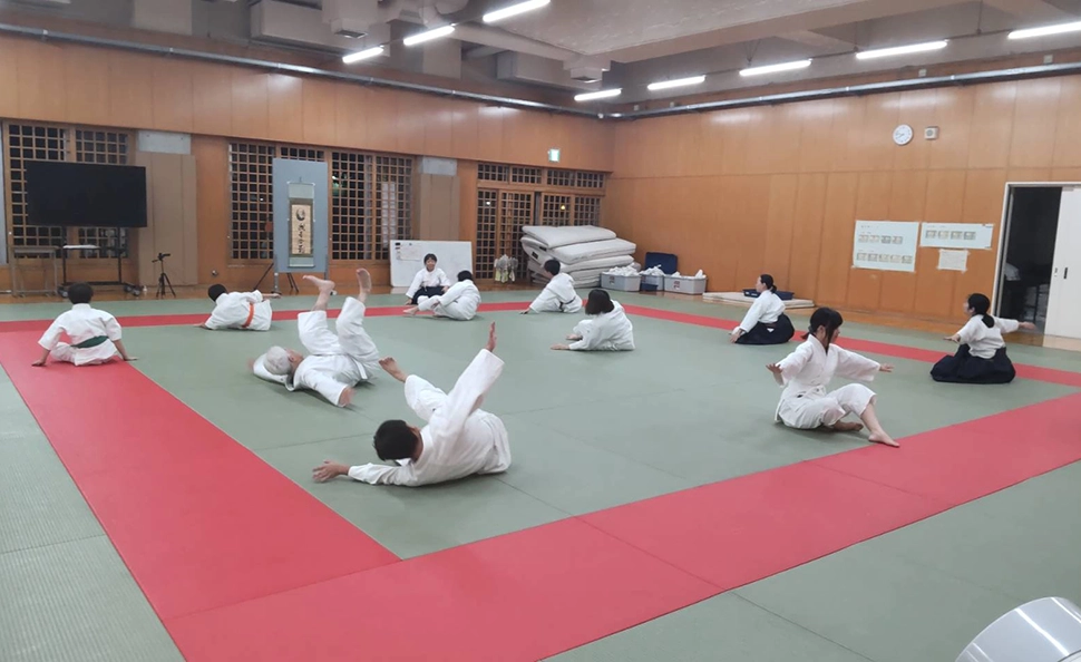 合気道花園教室　準備運動の様子